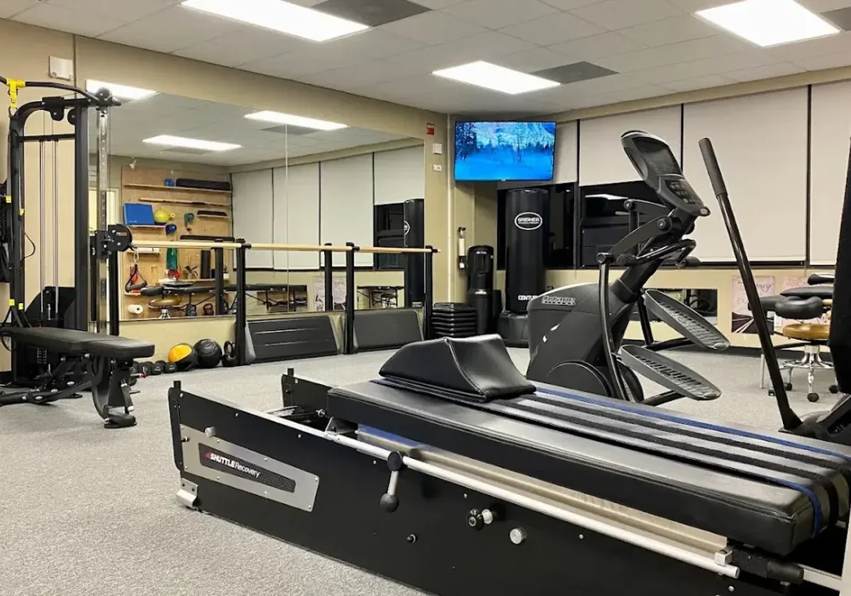 Parallel bars, cable equipment and recovery machines at the Speonk clinic