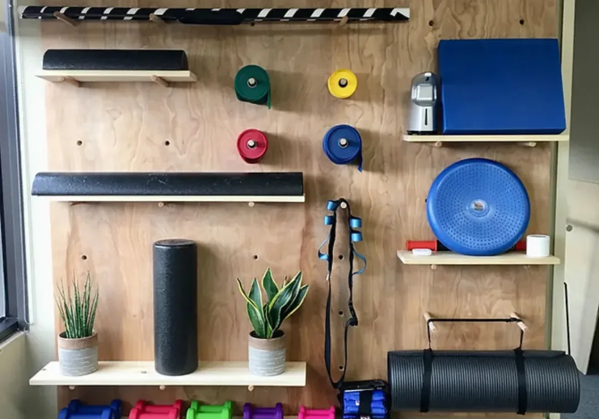 Wall-mounted storage holding resistance bands and foam rollers
