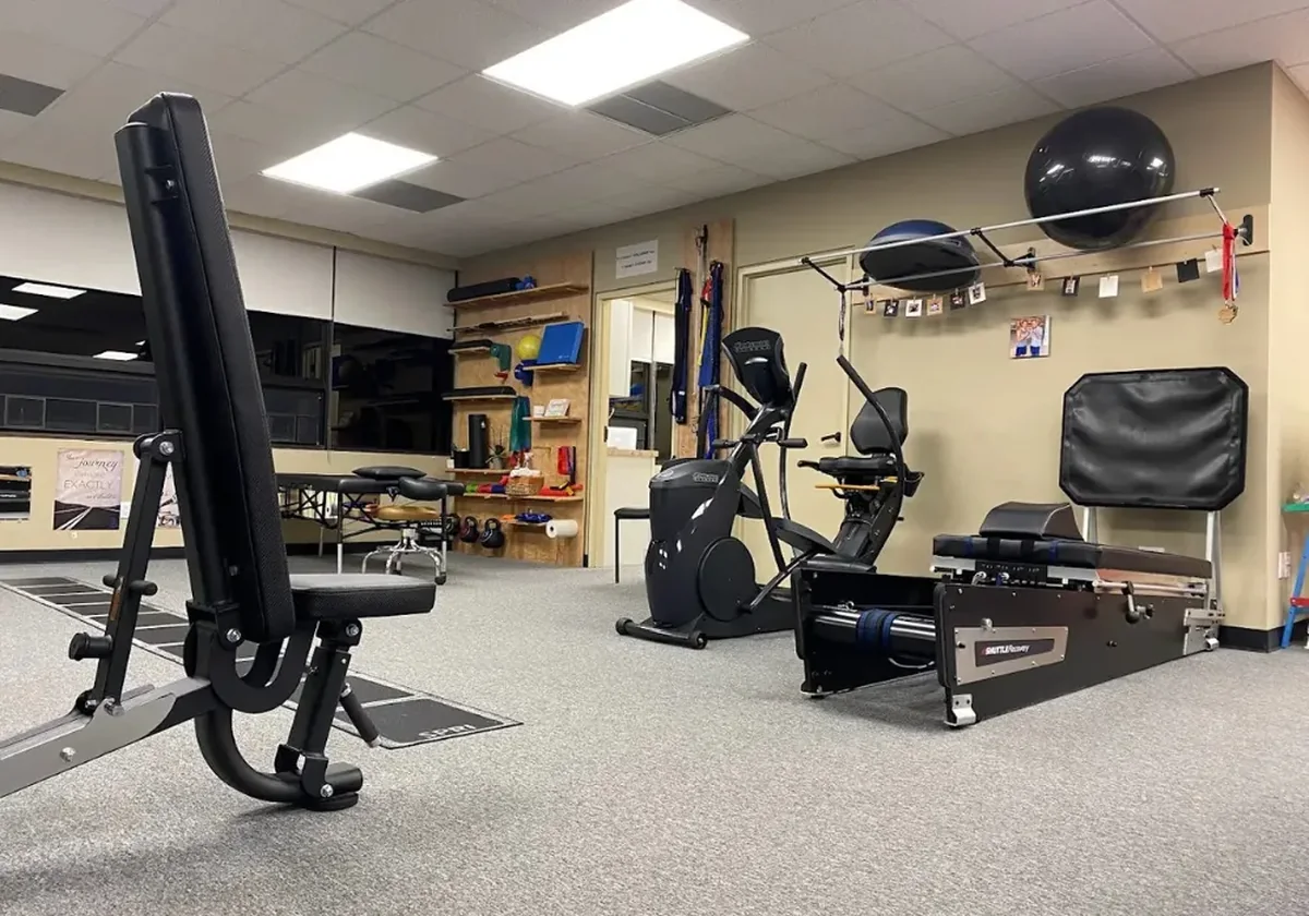 Equipment corner with a weight bench and an elliptical
